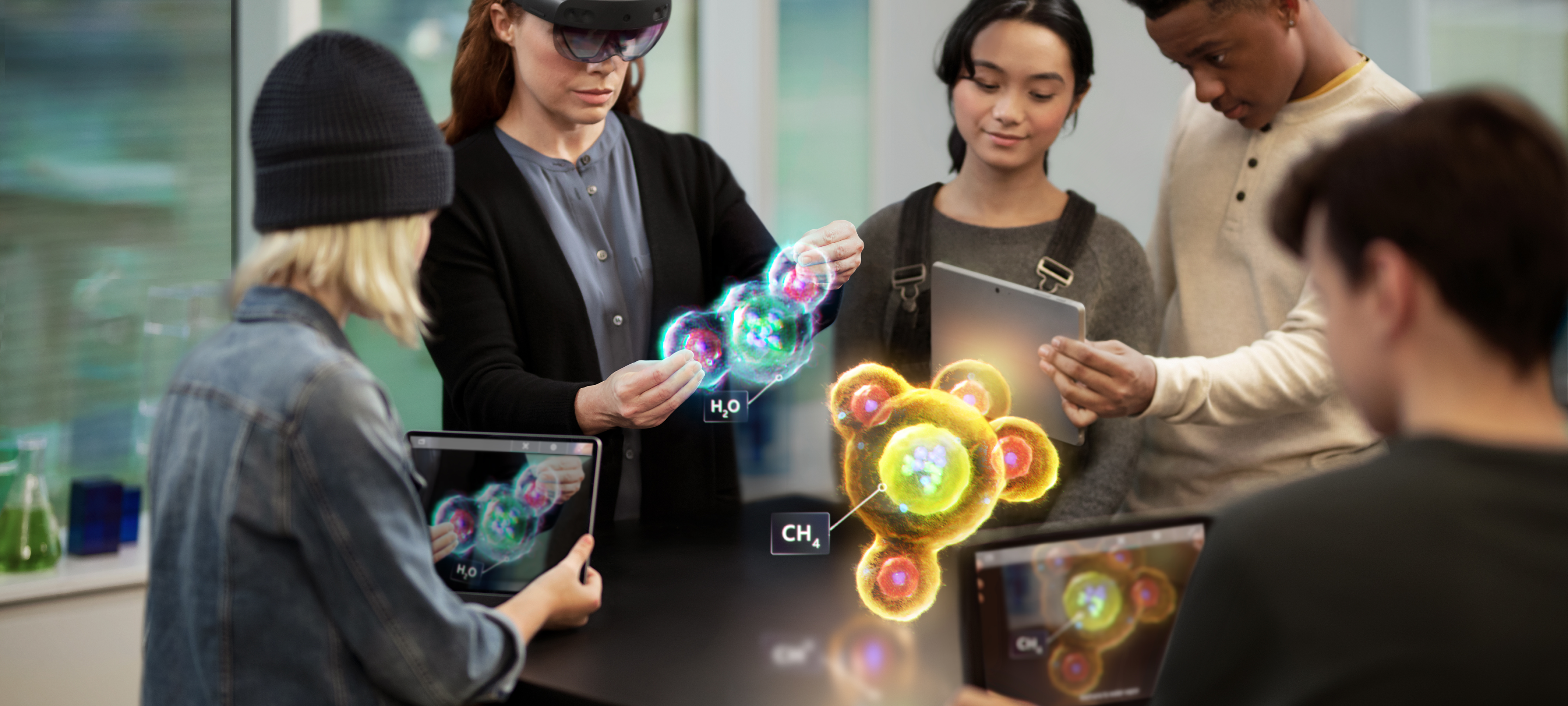 Dva studenti pracující na pokročilé technologii pomocí virtuální reality