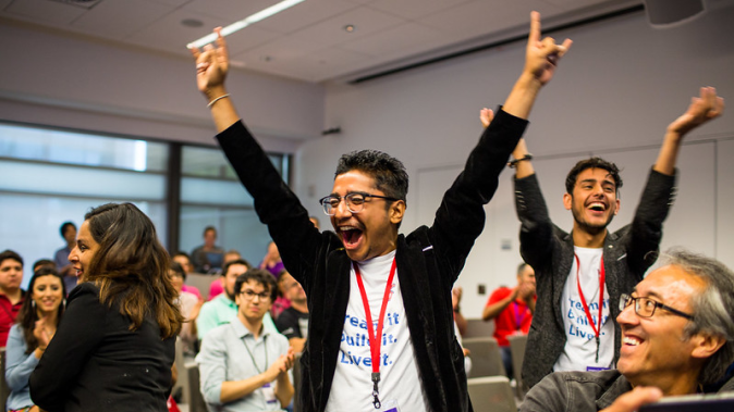 Drie studenten van een Imagine Cup-team nemen een groepsfoto