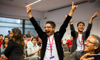 Três estudantes de uma equipa da Imagine Cup tiram uma fotografia de grupo